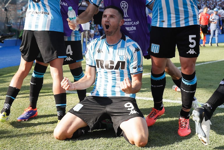 AMDEP528. ASUNCIÓN (PARAGUAY), 23/11/2024.- Adrián Martínez de Racing celebra su gol este sábado, en la final de la Copa Sudamericana entre Racing y Cruzeiro en el estadio General Pablo Rojas en Asunción (Paraguay). EFE/ Juan Pablo Pino
