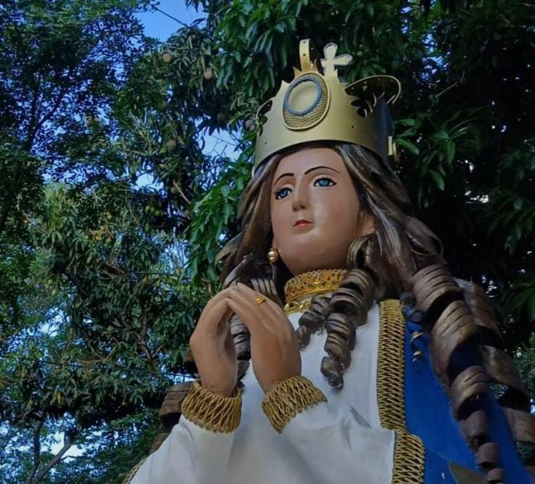 Video: instalan imponente escultura de la virgen de Caacupé en Tupãsy Ykuá