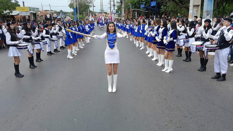 Bullicio y color en desfile estudiantil en la ciudad de San Antonio.