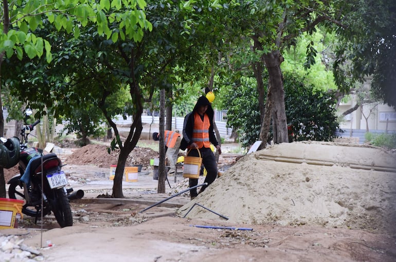 Obreros trabajando en la Plaza Naciones Unidas, ayer miércoles.