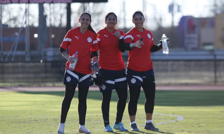 Alicia Bobadilla (d), futbolista de la selección paraguaya, en el entrenamiento del plantel en Houston, Estados Unidos.