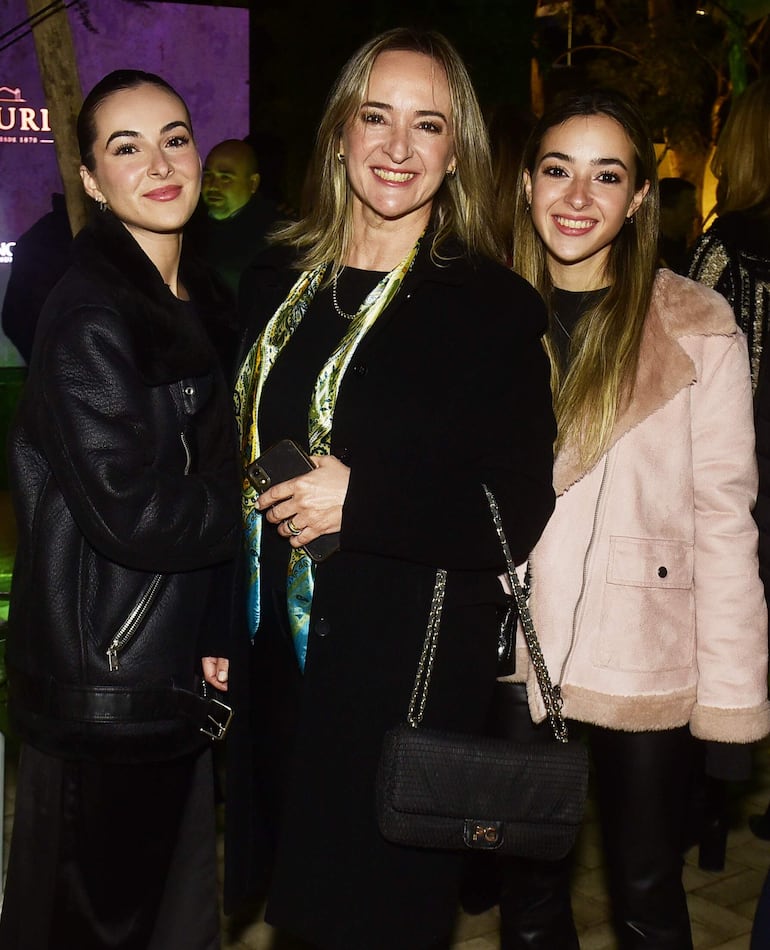 Agustina Carvallo, Silvia Vázquez y Camila Carvallo.