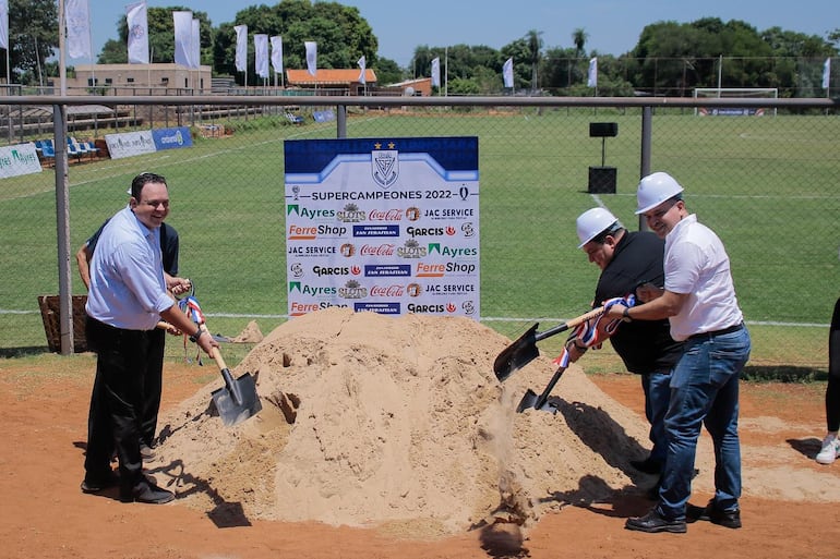 El presidente del Sportivo Ameliano y miembro de Consejo Ejecutivo de la APF, Héctor Melgarejo encabezó la ceremonia de apertura de las obras en la ciudad de Villeta.