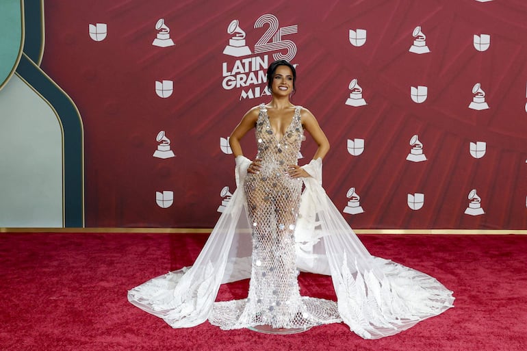 La cantante Becky G llegó con un osado look a la ceremonia de entrega de los Premios Latin Grammy. (EFE/ Eva Marie Uzcátegui)
