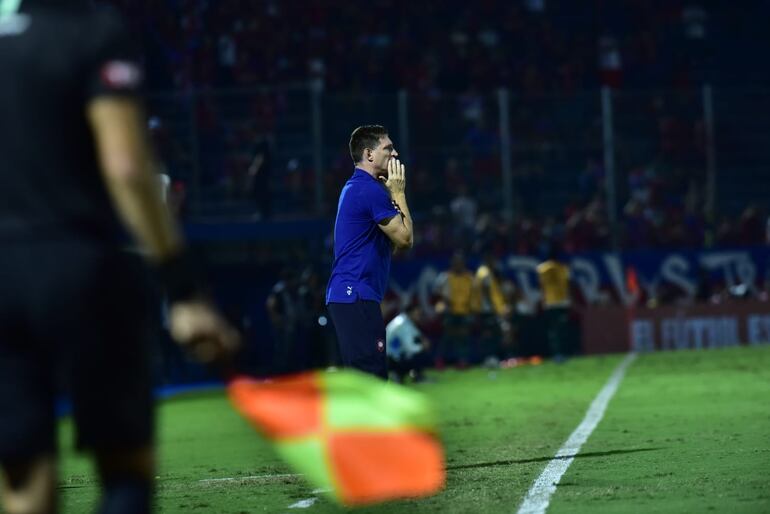 El argentino Facundo Sava, entrenador de Cerro Porteño, durante el partido ante Palmeiras por la fase de grupos de la Copa Libertadores en el estadio La Nueva Olla, en Asunción, Paraguay.