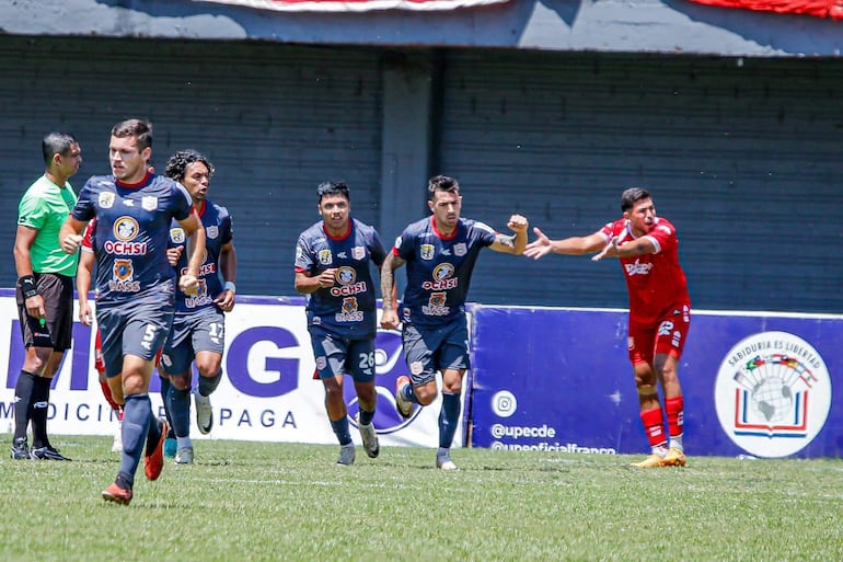 El argentino Juan Heinze festeja su gol, el segundo del Sportivo San Lorenzo contra el 3 de Febrero de Ciudad del Este.