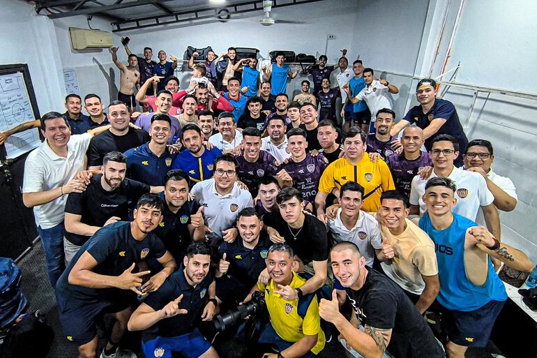 Los jugadores, cuerpo técnico y directivos de Sportivo Luqueño celebran la clasificación a los cuartos de final de la Copa Paragua 2024 en el estadio Conmebol, en Luque, Paraguay.