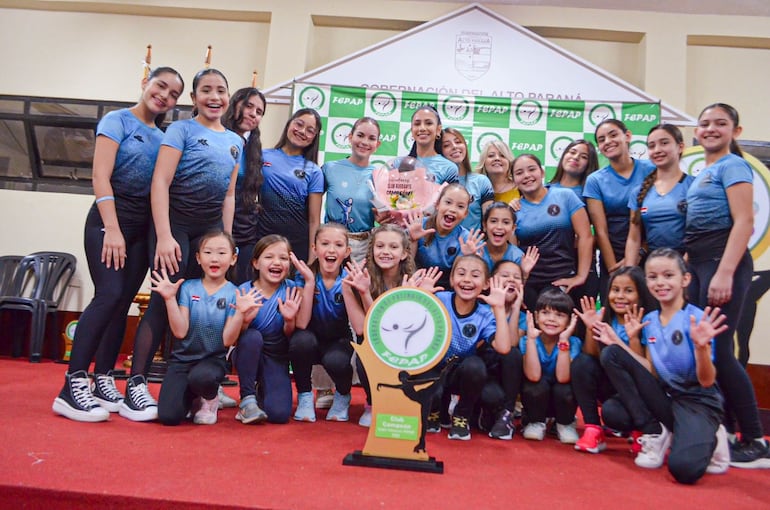 Las atletas y profesoras del Club Ruedarte de Ciudad del Este en la entrega de premios de la Federación de Patinaje de Alto Paraná.  Ruedarte ganó la Copa Nacional y Regional de patinaje artístico.