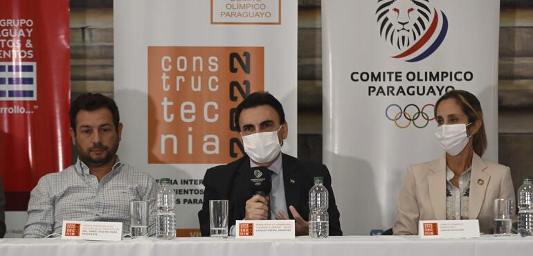 El ministro de Urbanismo, Carlos Pereira, explica detalles de su proyecto de modificación de la carta orgánica, durante el lanzamiento de la feria de construcción "Constructecnia". El evento se desarrolló esta mañana.