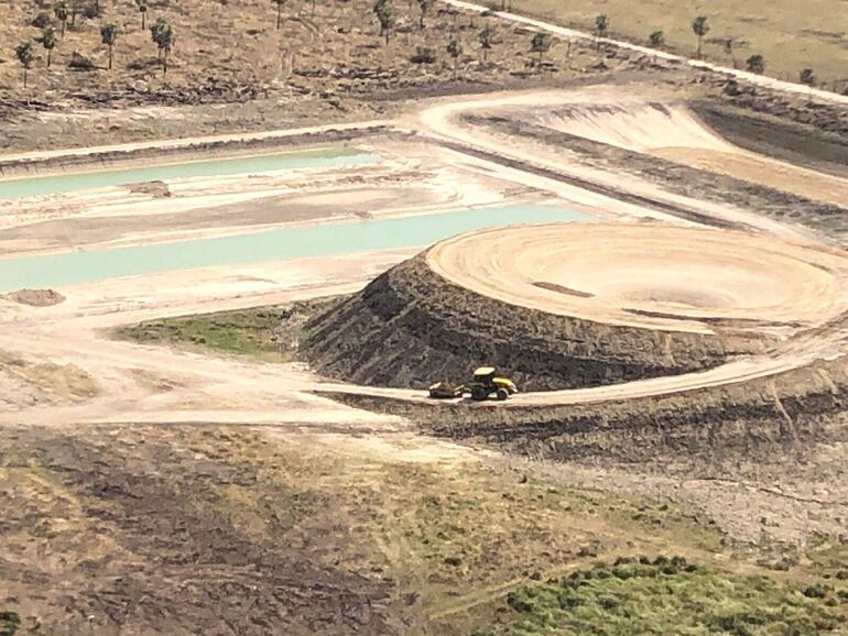 Un tanque australiano en plena construcción dentro de la finca 916, del Ministerio de Defensa.