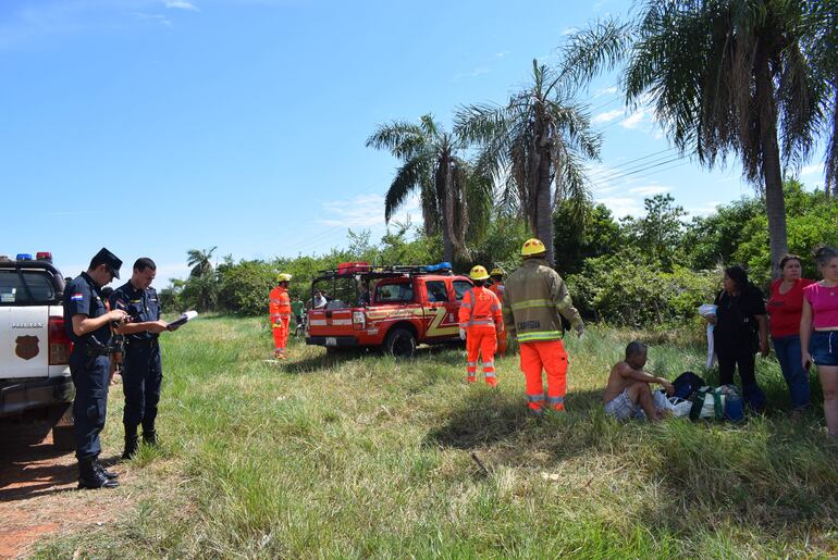 El conductor de la Toyota Noah, Mariano Esteban Benítez, herido aguardando ser trasladado al Hospital Distrital de Carapeguá.