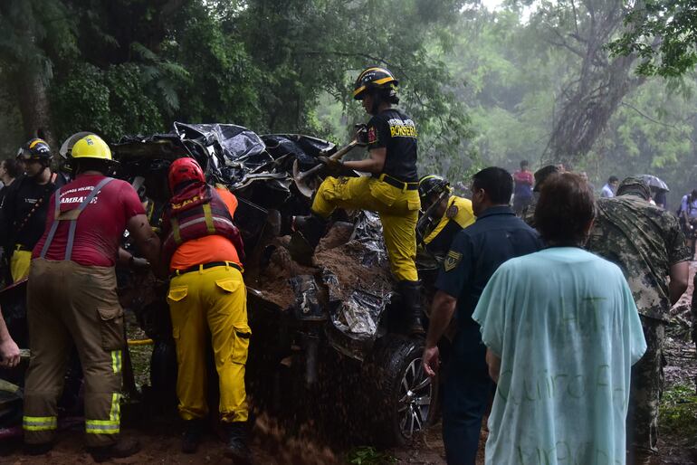 Camioneta arrastrada por la tormenta en Lambaré. Dos sargentos continúan desaparecidos.