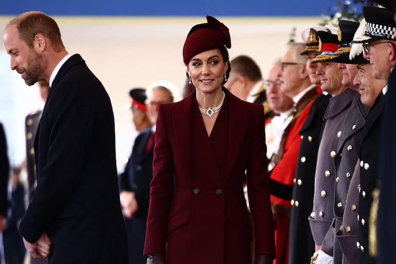 La Princesa de Gales saludamdo a los dignatarios al llegar a la ceremonia de bienvenida para el Emir de Qatar en el Horse Guards Parade en Londres. (HENRY NICHOLLS / POOL / AFP)