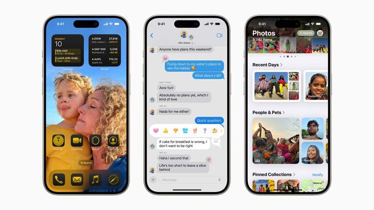 Tres iPhones con iOS 18 con tres pantallas, una de inicio personalizada, otra de un chat a través del mensajero, y una de la aplicación Fotos. 