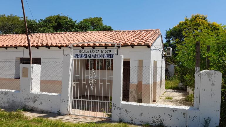 Fachada de la escuela básica Pedro Simeón Bordón de la compañía Yataity del distrito de Pilar. Según la lista del MEC  los alumnos de esta institución son beneficiarios de los uniformes a ser entregados por el MEC.