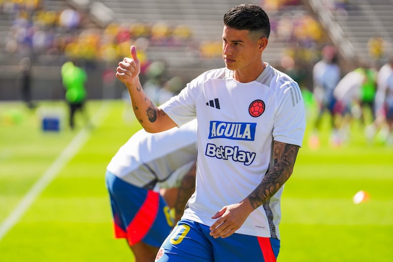 . EAST HEATFORD (ESTADOS UNIDOS), 15/06/2024.- James Rodríguez de Colombia saluda este sábado, previo a un partido amistoso internacional entre las selecciones de Colombia y Bolivia en el estadio Rentschler Field en East Heatford (EEUU). EFE/Joe Buglewicz
