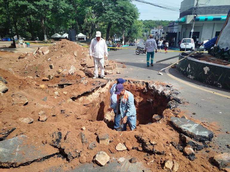 En el sitio se encuentran trabajando varios obreros.