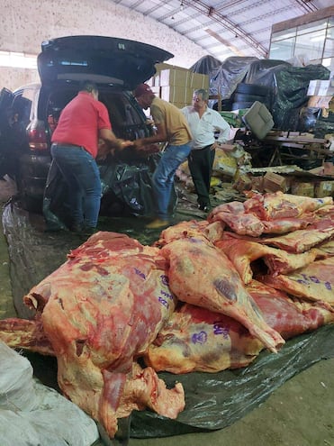 Las seis toneladas de carne incautadas del poder de los tres imputados.