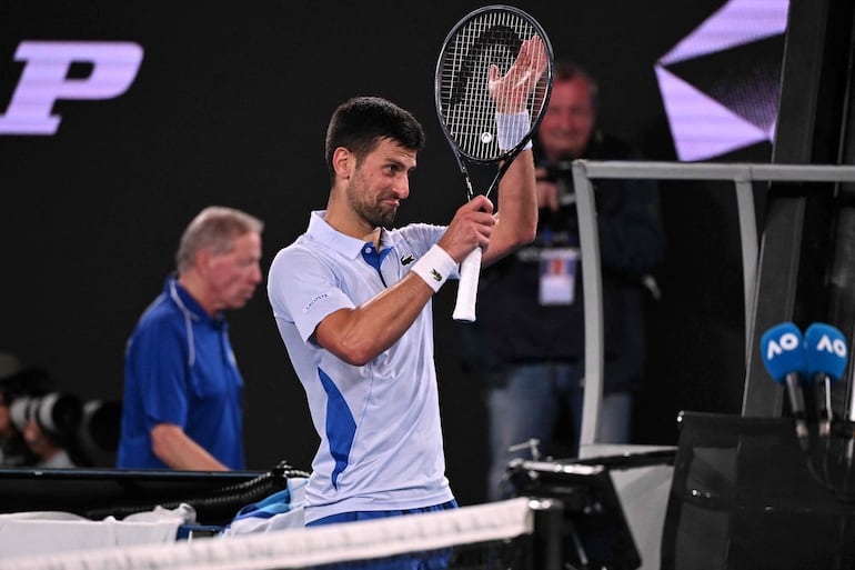 Novak Djokovic de Serbia aplaude a Dino Prizmic de Croacia después de ganar su partido individual masculino en el primer día del torneo de tenis Abierto de Australia en Melbourne el 14 de enero de 2024.