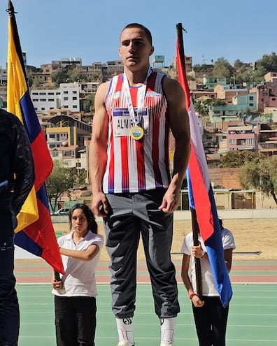 El paraguayo César Almirón Escobar se llevó medallas y récords de Bolivia.