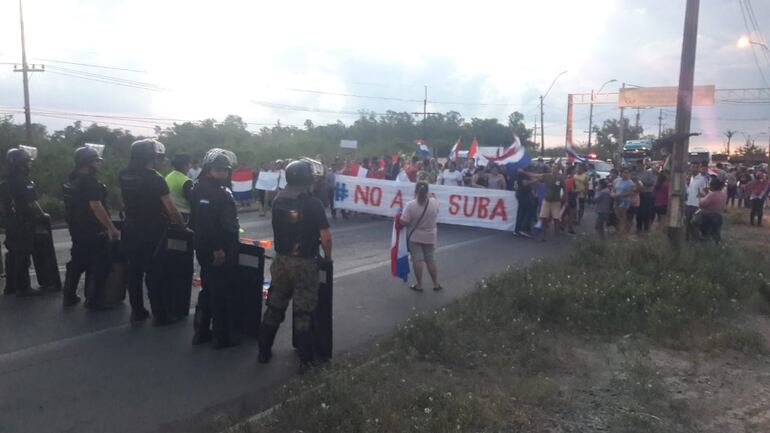 Varios días de manifestación contra el aumento del precio del peaje en la rotonda de Remansito.