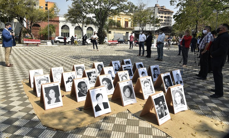 En agosto se recordó también a las víctimas de la dictadura en la Plaza de los Desaparecidos.