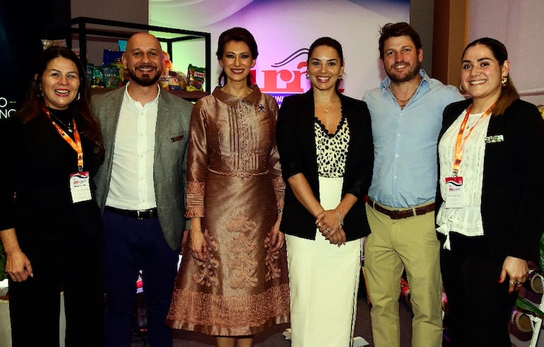 Carmen Ortiz, Daniel Bobadilla, Carina Daher, María Belén Bareiro, Piero Scavone y Aurora Ríos.