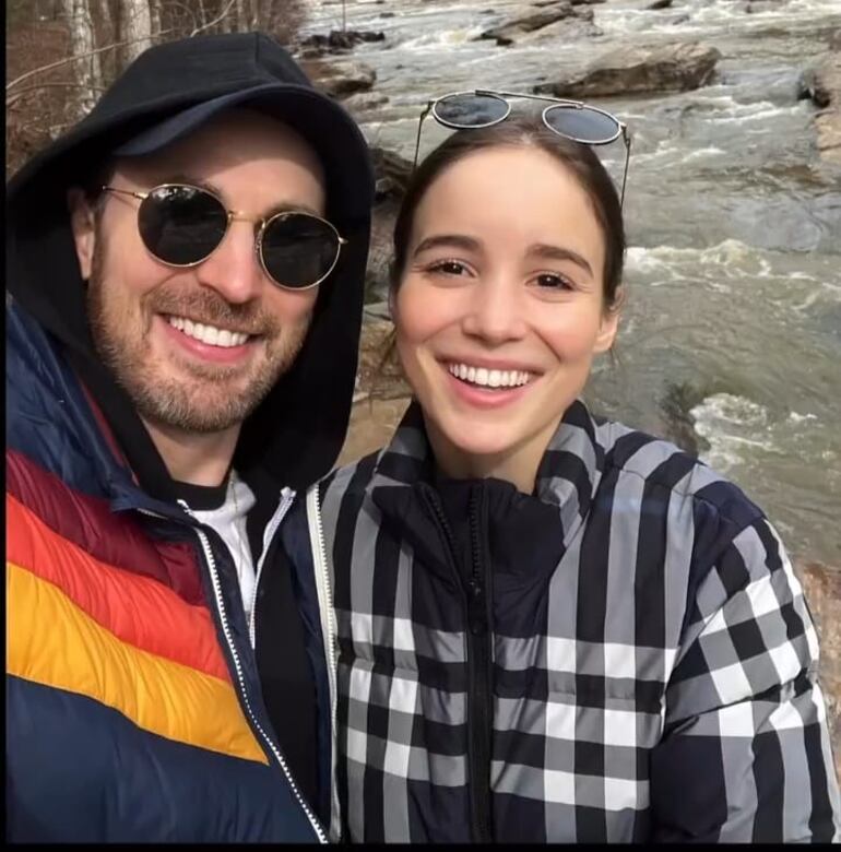 ¡Pura felicidad! Chris Evans y Alba Baptista.