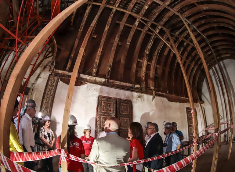 Silvana López Moreira de Abdo recorrió los lugares donde se realizarán los trabajos de restauración en el templo de Yaguarón.