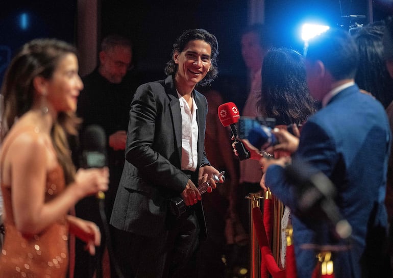 El actor uruguayo Enzo Vogrincic recibe su premio al Mejor Actor Masculino por 'La Sociedad de las Nieves' en la ceremonia de los Premios Platino del cine iberoamericano en el hotel Xcaret en Playa del Carmen, México, el 20 de abril de 2024. 