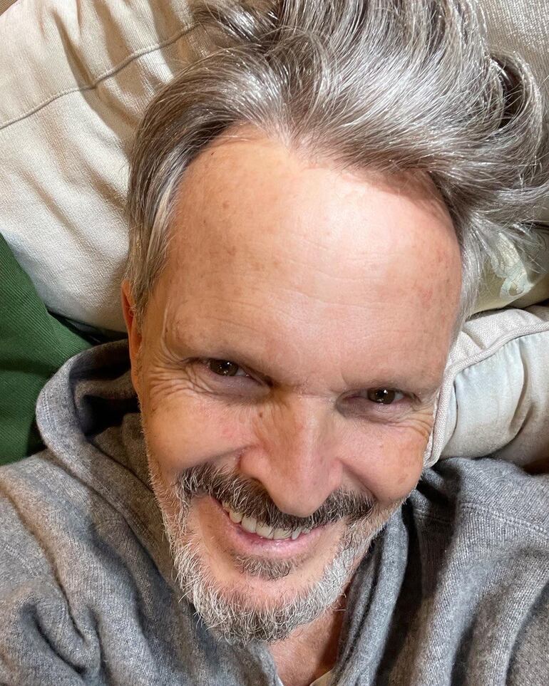 Miguel Bosé muy sonriente en la imagen que compartió ayer domingo en su cuenta oficial de Instagram. (Instagram/Miguel Bosé)