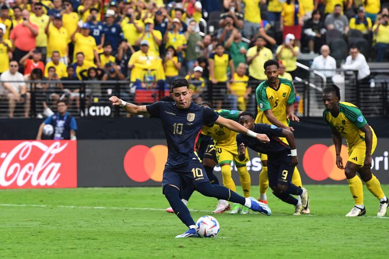 LAS VEGAS, NEVADA - JUNE 26: Kendry Paez of Ecuador takes a penalty kick to score the team's second goal during the CONMEBOL Copa America 2024 Group B match between Ecuador and Jamaica at Allegiant Stadium on June 26, 2024 in Las Vegas, Nevada.   Candice Ward/Getty Images/AFP (Photo by Candice Ward / GETTY IMAGES NORTH AMERICA / Getty Images via AFP)