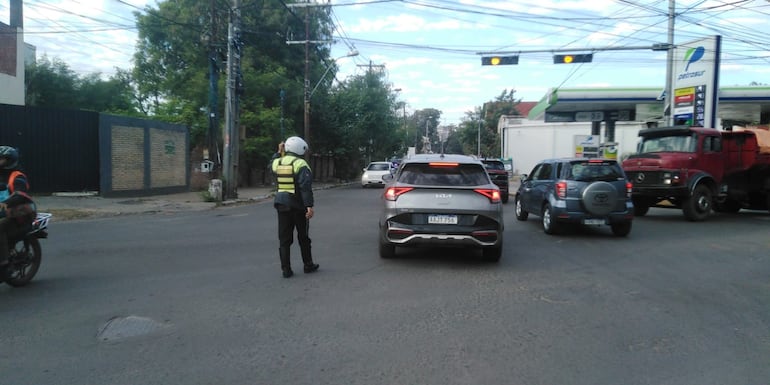 Agentes de la Policía Municipal de Tránsito colaboran con la agilización del tránsito en la zona del cierre de la Avenida Artigas.