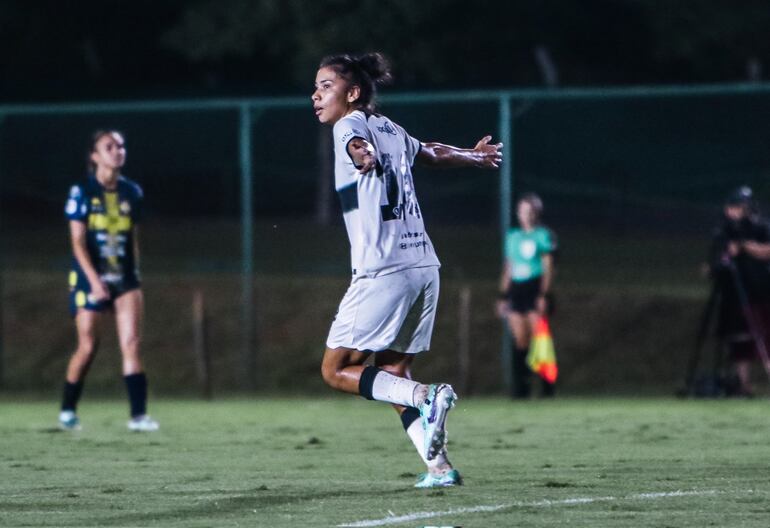 El festejo de la franjeada Cindy Ramos, anotó un póker de goles