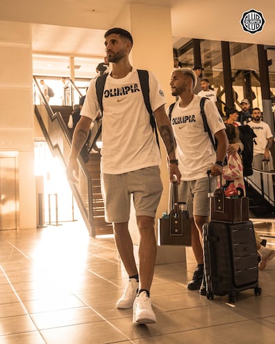 Lisandro Ezequiel López e Iván Ezequiel Leguizamón, durante la llegada de la delegación del Decano a Uruguay.