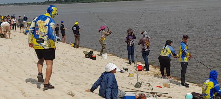 La última competencia de pesca atrajo a numerosos amantes de este deporte.