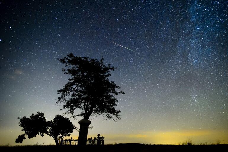 Mañana miércoles por la noche, cuando oscurezca, será el momento óptimo para observar la primera lluvia de estrellas de 2024: las cuadrántidas, que podrían alcanzar una tasa de actividad por encima de los 120 meteoros fugaces por hora y una velocidad de 41 kilómetros por segundo, informa el Observatorio Astronómico Nacional (OAN) de España.