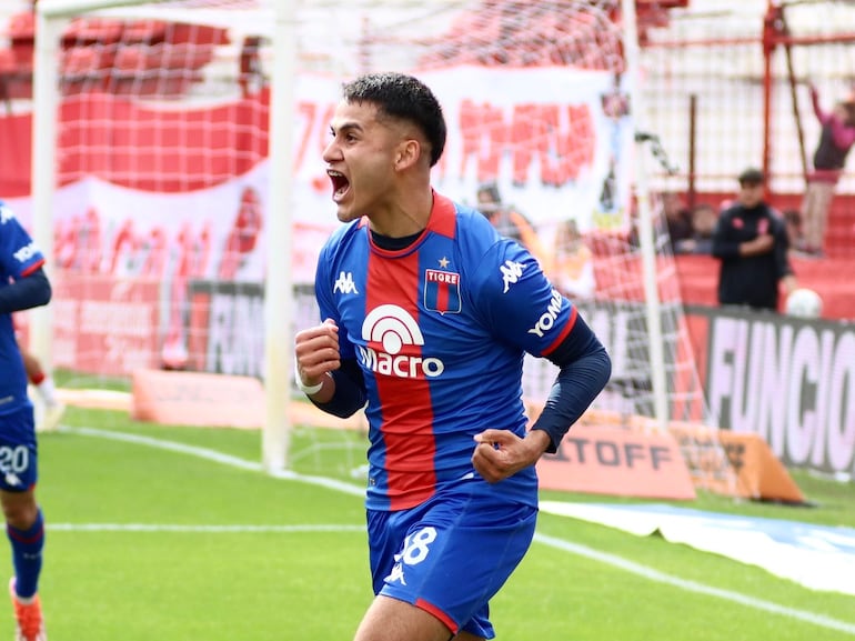 El paraguayo Blas Armoa, futbolista de Tigre, celebra un gol en el partido frente a Huracán por la fecha 13 de la Liga Profesional de Argentina.