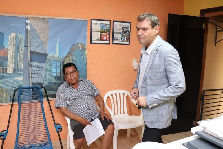 El fiscal Itálico Rienzi (d) junto al detenido Carlos Noguera Amarilla, en Roque Alonso.