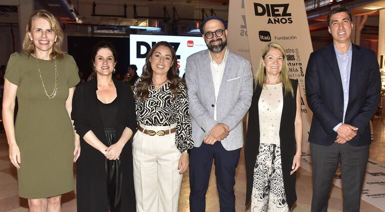 Liz Cramer, Adriana Ortiz, ministra de Cultura, Norma Prantte, presidenta de la Fundación Itaú, Roberto Galeano, Leticia Gómez y José Brítez, CEO del Itaú Paraguay.