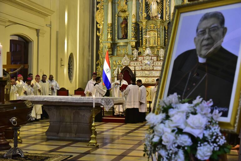 El cardenal Adalberto Martínez presidió la última misa exequial, antes del sepelio de los restos de monseñor Pastor Cuquejo.