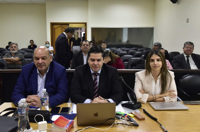 Miguel Ángel Robles Ibarra (izq.), ex director de Gabinete de la Gobernación de Central, junto al Abg. Guillermo Duarte Cacavelos.