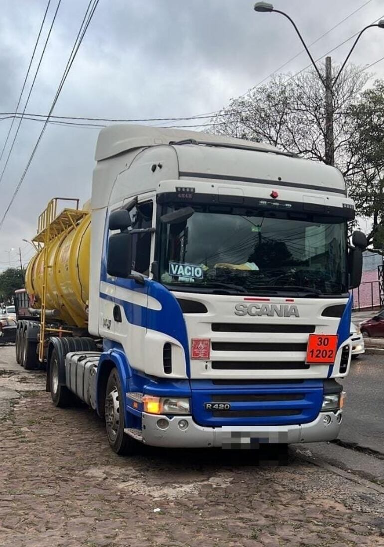 Roban un camión cigueña y “ordeñan” 35.000 litros de combustible