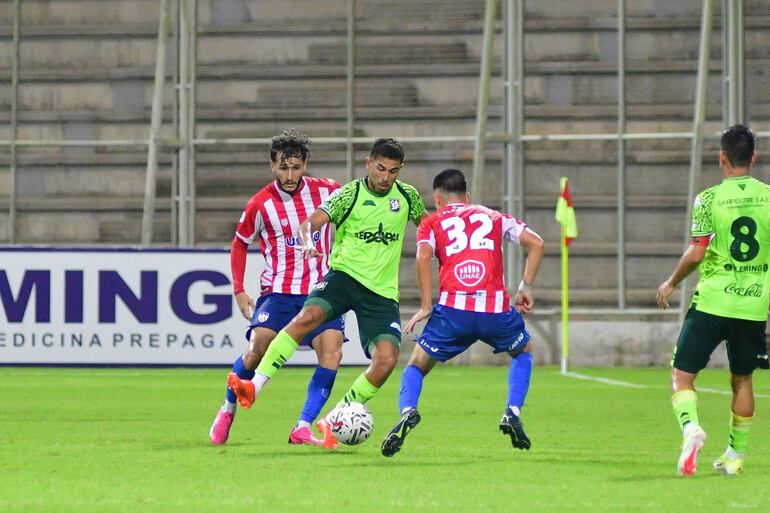 El lateral del “3” Derlis Benítez controla el esférico rodeado por Alfredo Machado y Diego Villalba (32), de lejos observa César Llamas (8).  (Foto: APF)