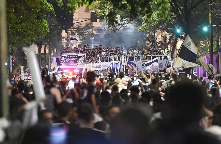 Los futbolistas de Olimpia llegan en bus a festejar con sus hinchas en la avenida Mariscal López, el domingo.