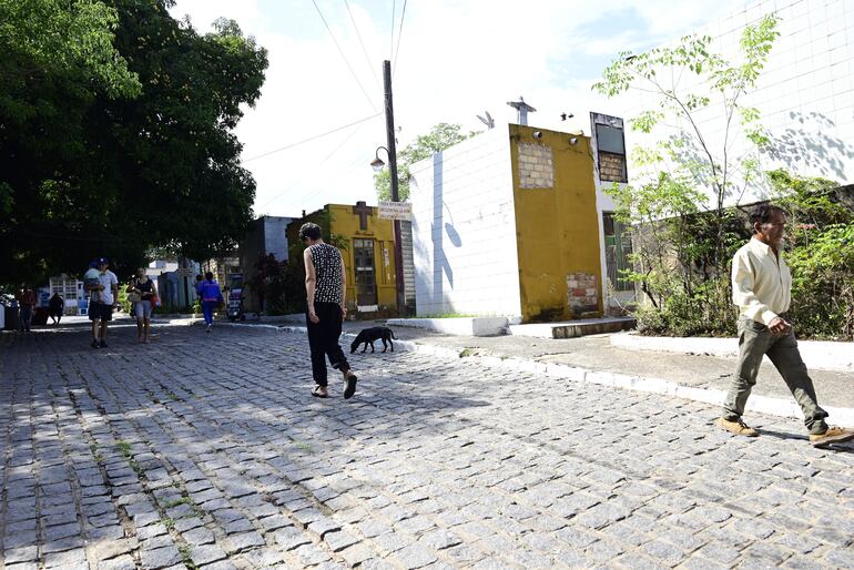 Visitantes entran y salen del  Cementerio del Sur en el Día de Todos los Santos.