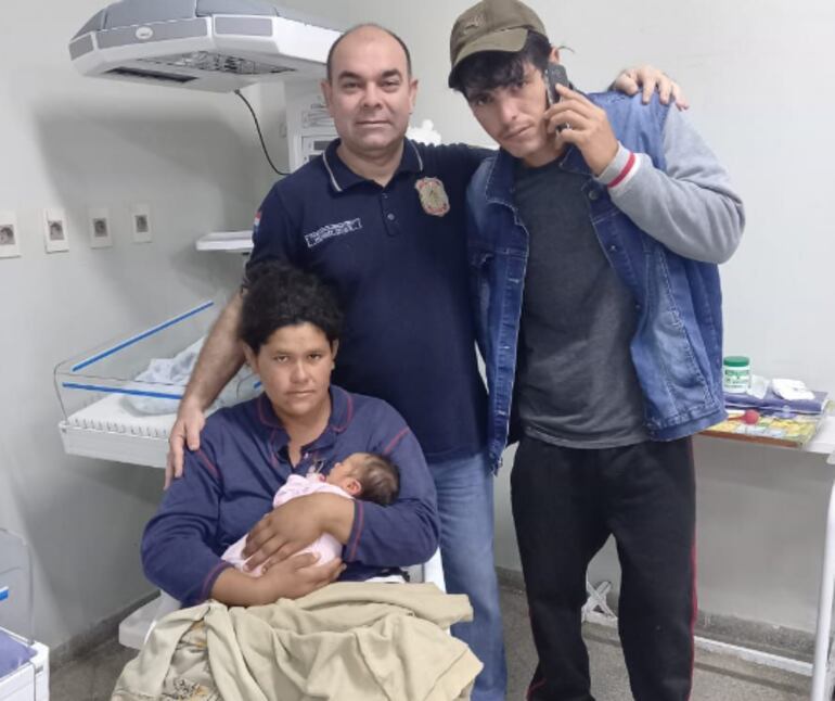 Momento en que la madre se reencontraba con su bebé, robada desde el Hospital San Pablo.