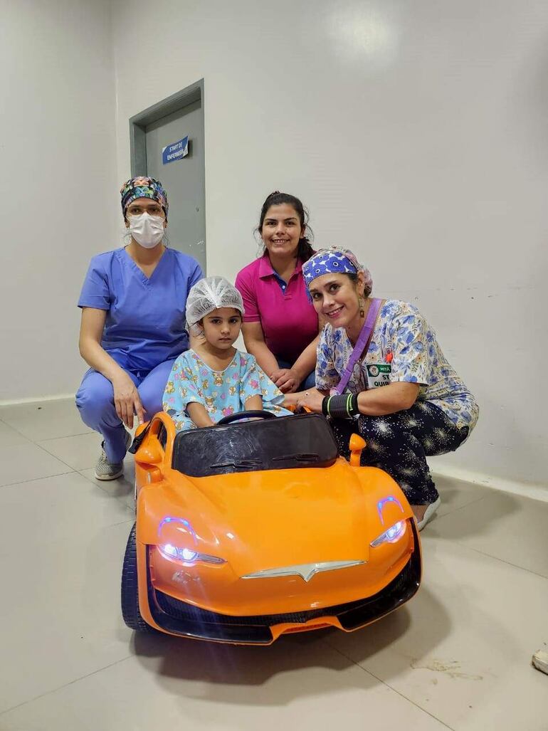 Una niña antes de ir a la sala de operaciones.