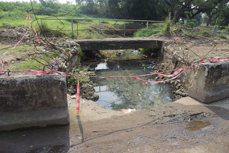 Puente en mal estado representa un peligro para los vecinos, que necesitan de la vía.