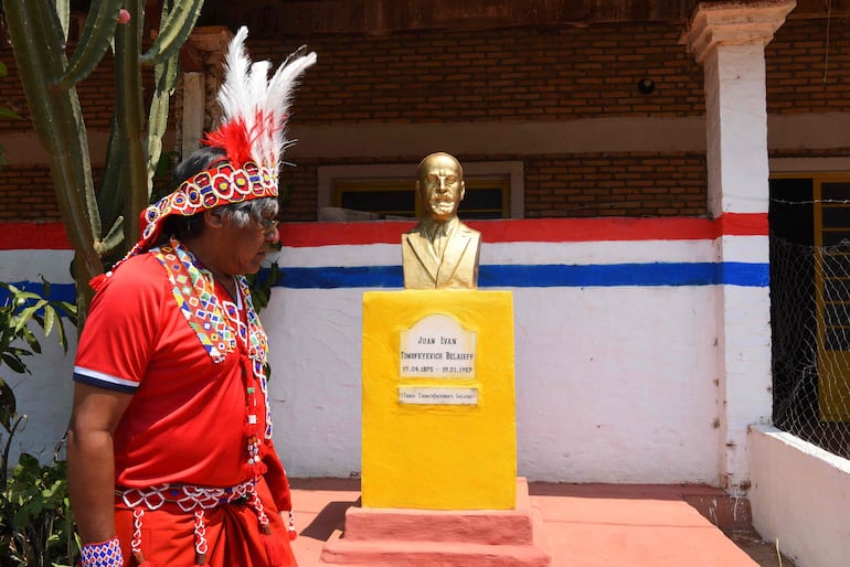 El cacique Mateo Martínez Mateiko frente al homenaje al general ruso Iván Belaieff, quien ayudó al Paraguay a triunfar en la Guerra del Chaco y sus restos se encuentran ahora bajo el puente "Héroes del Chaco". El pueblo Maká denuncia desde el 2022 que la obra se desarrolla sin consulta ni consentimiento, tal como establecen las normativas locales e internacionales.